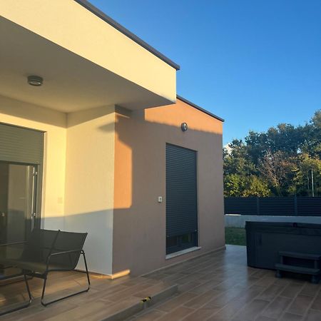 Modern Home Ula Brtonigla Luaran gambar