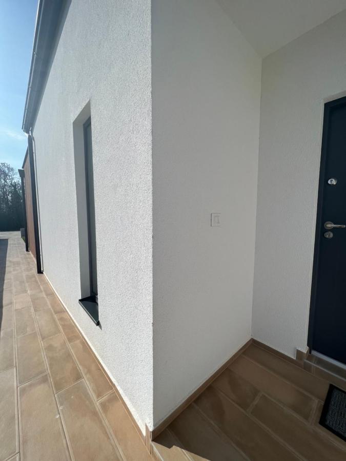Modern Home Ula Brtonigla Luaran gambar