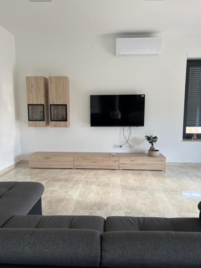 Modern Home Ula Brtonigla Luaran gambar
