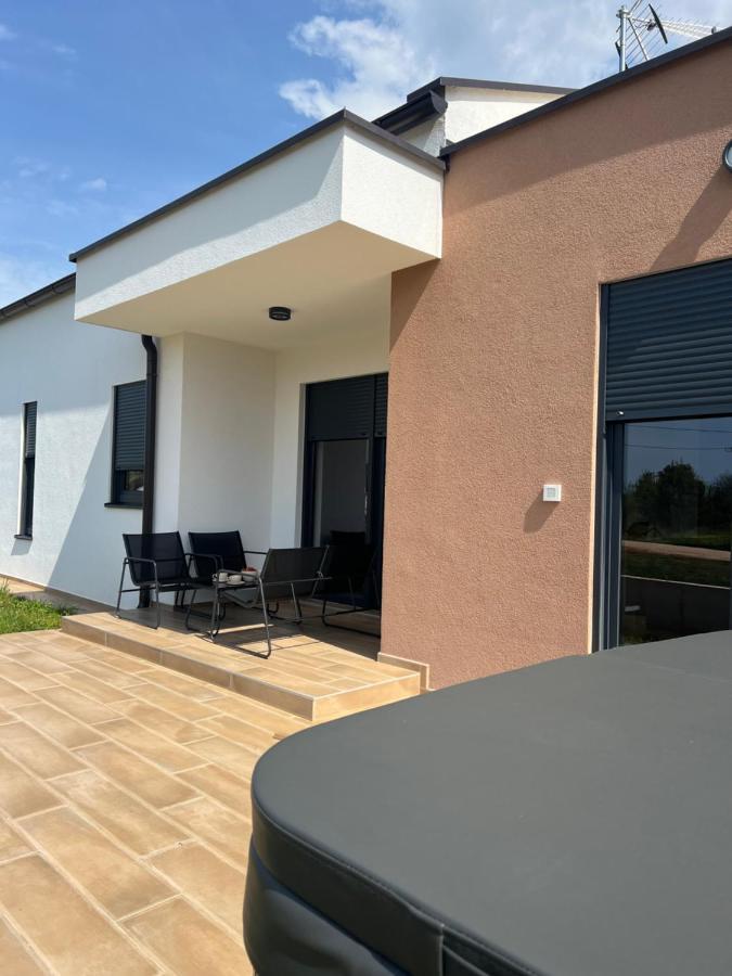 Modern Home Ula Brtonigla Luaran gambar