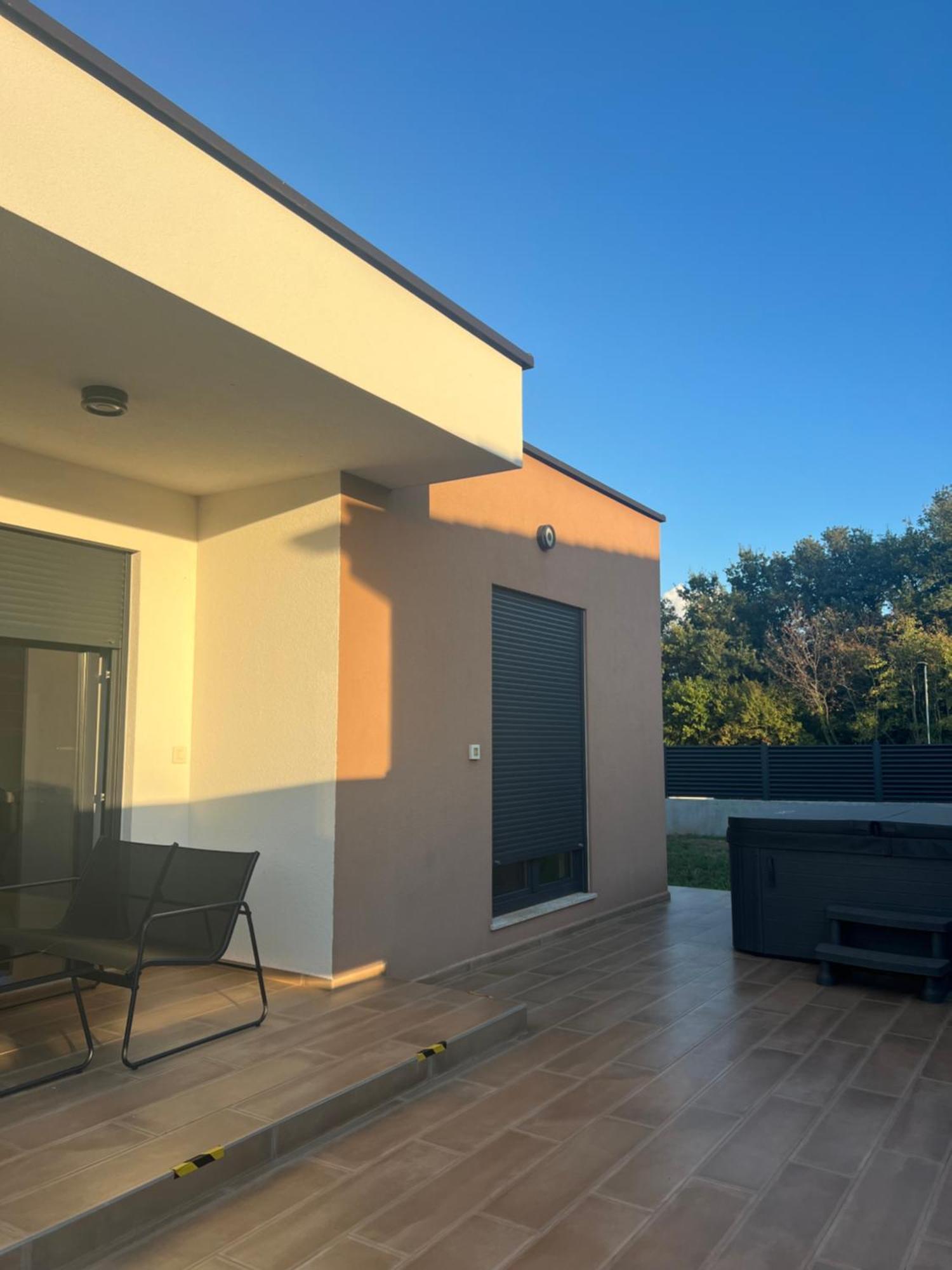 Modern Home Ula Brtonigla Luaran gambar